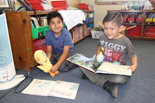 2 students reading on the floor